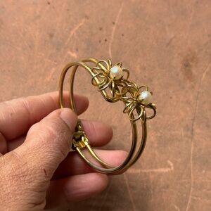 VTG 1960S 70S GOLD TONE FAUX PEARL BRACELET CLAMP